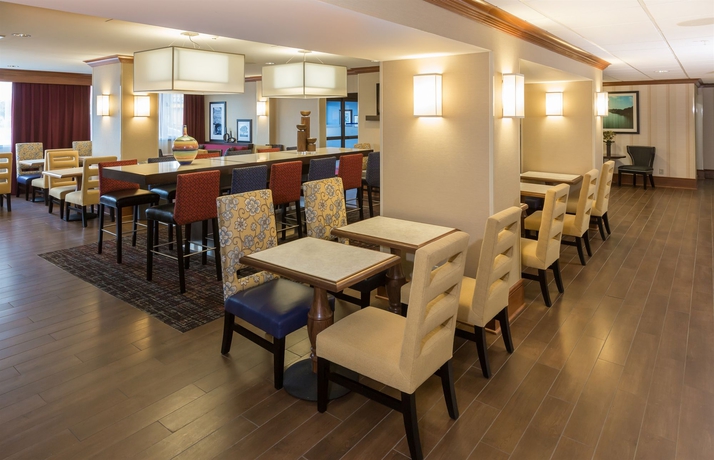 Imagen del bar/restaurante del Hotel HAMPTON INN AIRPORT/ GALLERIA MALL. Foto 3