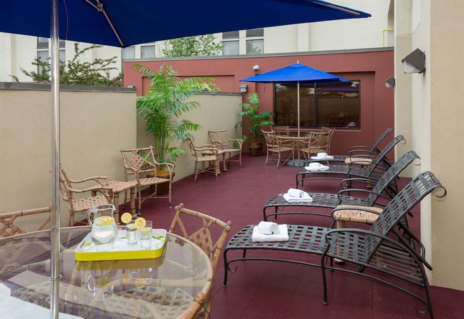 Imagen de los exteriores del Hotel HAMPTON INN AIRPORT/ GALLERIA MALL. Foto 10