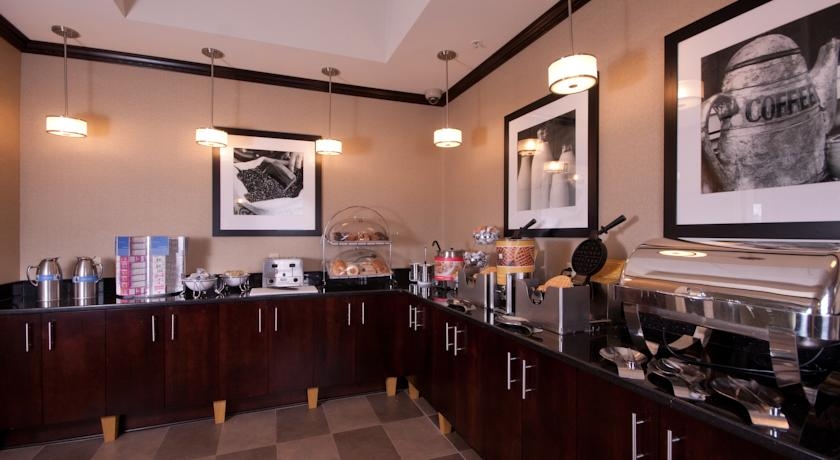 Imagen del bar/restaurante del Hotel HAMPTON INN BUFFALO-SOUTH-I-90. Foto 2