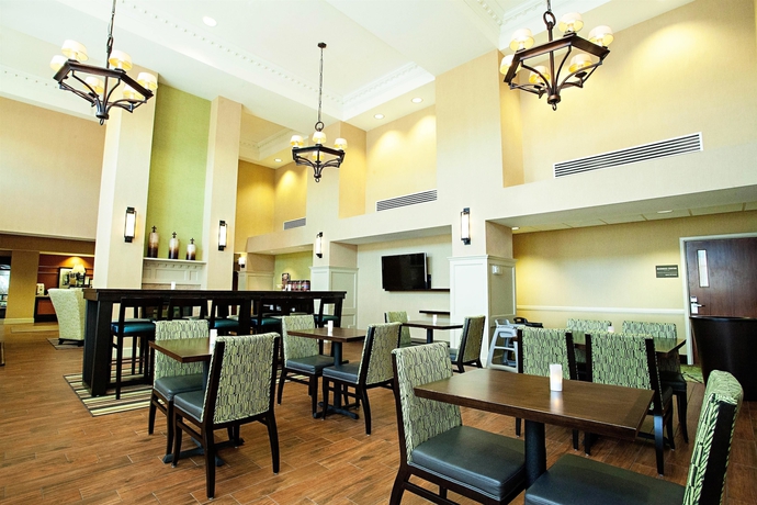 Imagen del bar/restaurante del Hotel HAMPTON INN and SUITES ALBANY-AIRPORT. Foto 2