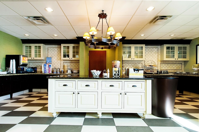 Imagen del bar/restaurante del Hotel HAMPTON INN and SUITES ALBANY-AIRPORT. Foto 3