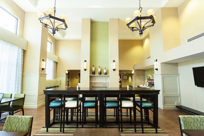 Imagen del bar/restaurante del Hotel HAMPTON INN and SUITES ALBANY-AIRPORT. Foto 4