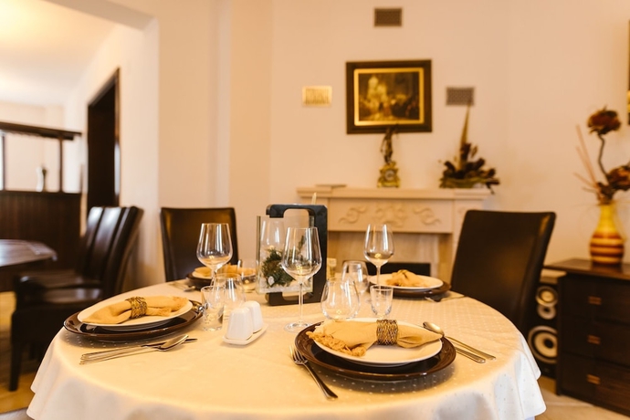 Imagen del bar/restaurante del Hotel HANUL CONITEI. Foto 3