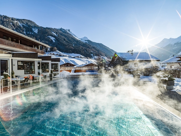 Imagen de la piscina del Hotel HAPPY STUBAI. Foto 17
