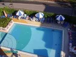 Imagen de la piscina del Hotel HARRY' S. Foto 4