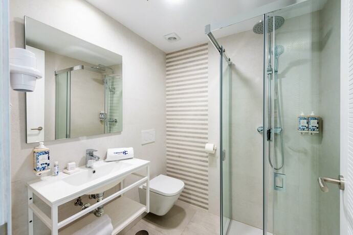 Imagen de la habitación del Hotel HC Calahonda Beach Nerja. Foto 11