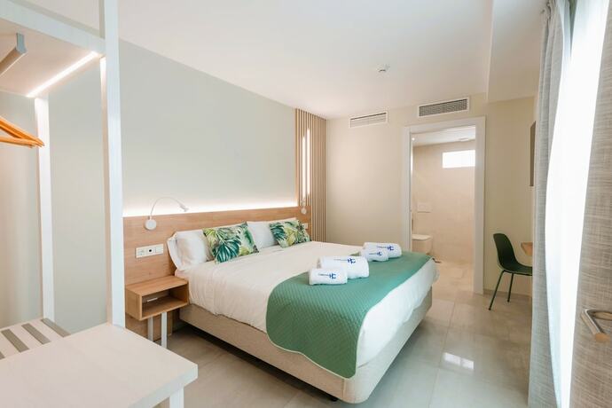 Imagen de la habitación del Hotel HC Calahonda Beach Nerja. Foto 13