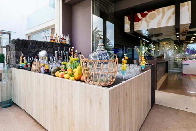 Imagen del bar/restaurante del Hotel HD Beach Resort and SPA. Foto 2