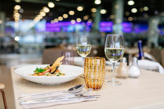 Imagen del bar/restaurante del Hotel HD Beach Resort and SPA. Foto 3