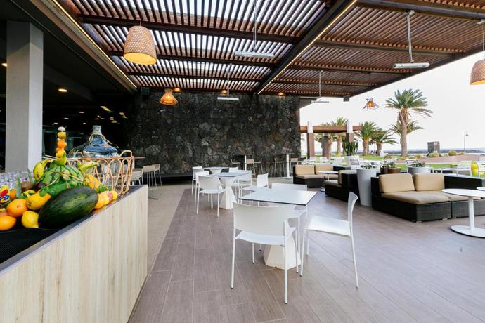 Imagen del bar/restaurante del Hotel HD Beach Resort and SPA. Foto 4