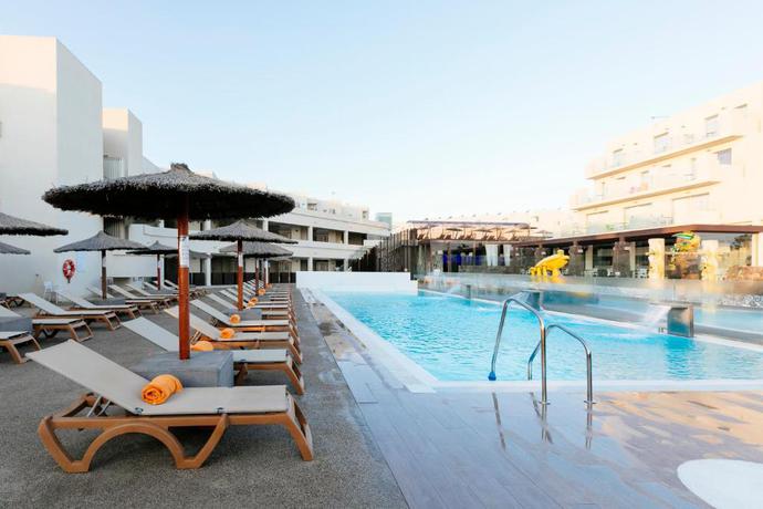 Imagen de la piscina del Hotel HD Beach Resort and SPA. Foto 21