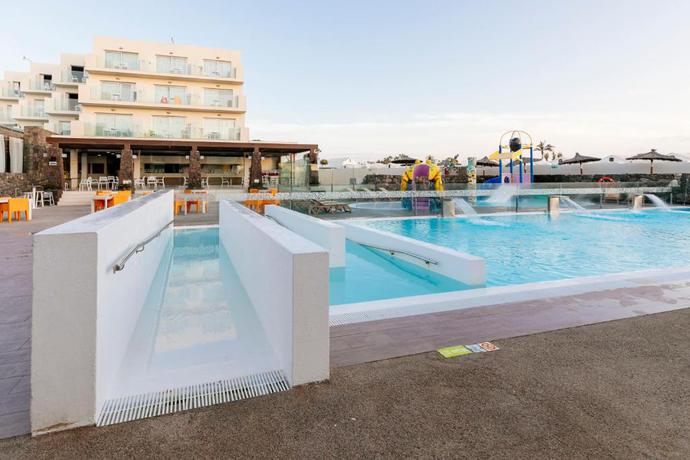 Imagen de la piscina del Hotel HD Beach Resort and SPA. Foto 23