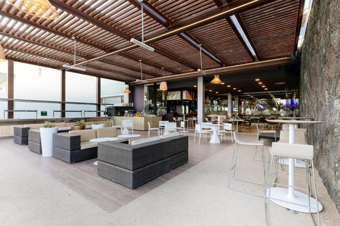 Imagen del bar/restaurante del Hotel HD Beach Resort and SPA. Foto 5