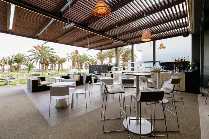 Imagen del bar/restaurante del Hotel HD Beach Resort and SPA. Foto 6