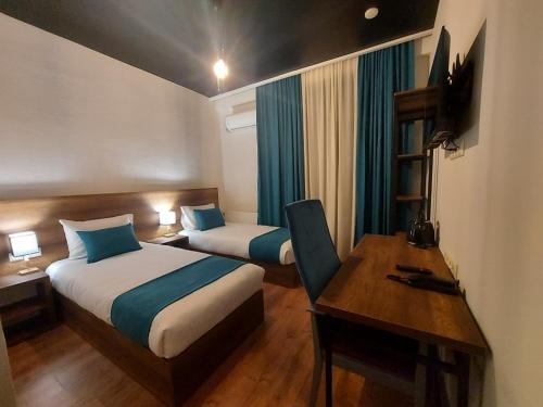 Imagen de la habitación del Hotel HILL HOTEL. Foto 17