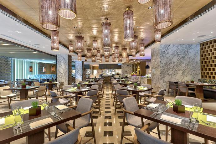 Imagen del bar/restaurante del Hotel HILTON KOTA KINABALU. Foto 2