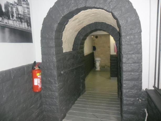 Imagen de los interiores del Hotel HIPOTEL PARIS MONTMARTRE GARE DU NORD. Foto 5