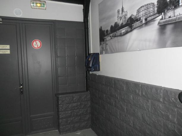 Imagen de los interiores del Hotel HIPOTEL PARIS MONTMARTRE GARE DU NORD. Foto 7