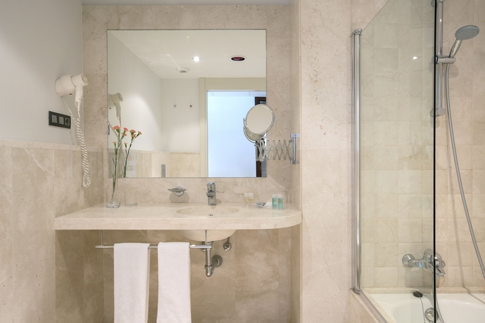 Imagen de la habitación del Hotel HIPOTELS PLAYA LA BARROSA. Foto 11