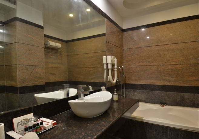 Imagen de la habitación del Hotel HK Clarks Inn, Amritsar. Foto 11