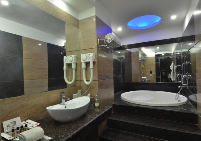 Imagen de la habitación del Hotel HK Clarks Inn, Amritsar. Foto 12