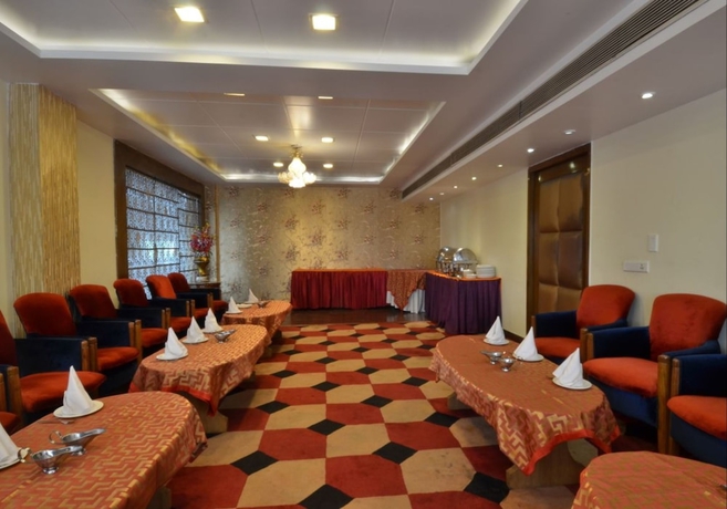 Imagen del bar/restaurante del Hotel HK Clarks Inn, Amritsar. Foto 2