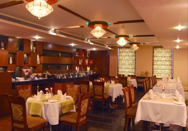 Imagen del bar/restaurante del Hotel HK Clarks Inn, Amritsar. Foto 3
