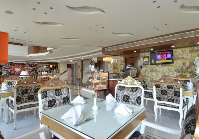 Imagen del bar/restaurante del Hotel HK Clarks Inn, Amritsar. Foto 4