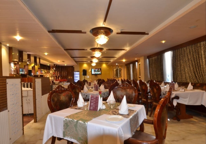 Imagen del bar/restaurante del Hotel HK Clarks Inn, Amritsar. Foto 5