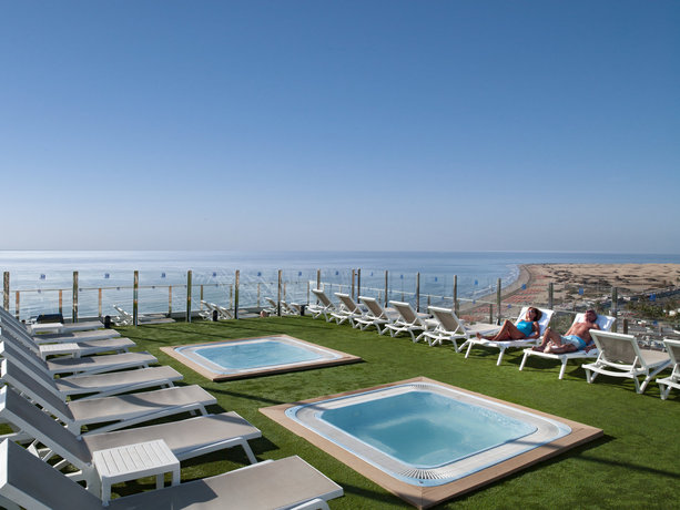 Imagen de la piscina del Hotel HL Suitehotel Playa del Inglés. Foto 28