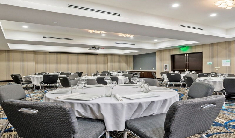 Imagen del bar/restaurante del Hotel HOLIDAY INN AUSTIN AIRPORT. Foto 2