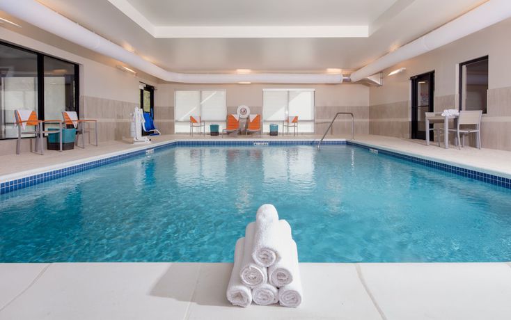 Imagen de la piscina del Hotel HOLIDAY INN EXPRESS AND SUITES EAST PEORIA - RIVER. Foto 20