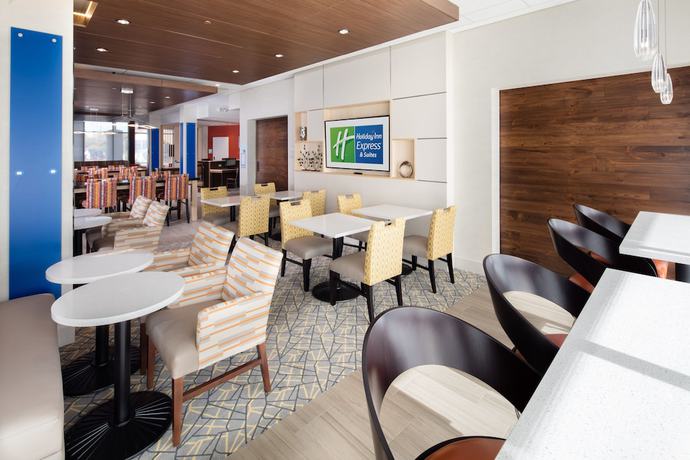 Imagen del bar/restaurante del Hotel HOLIDAY INN EXPRESS AND SUITES EAST PEORIA - RIVER. Foto 4