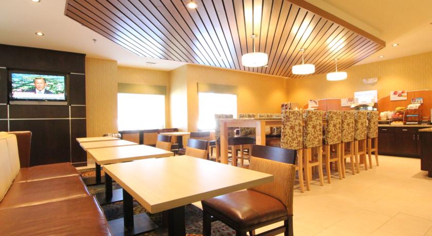 Imagen del bar/restaurante del Hotel HOLIDAY INN EXPRESS CHICAGO-LIBERTYVILLE. Foto 6