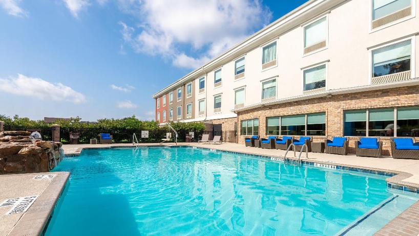 Imagen de la piscina del Hotel HOLIDAY INN EXPRESS HOTEL and SUITES CONROE I-45 NORTH. Foto 10