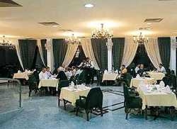 Imagen del bar/restaurante del Hotel HOLIDAY INN. Foto 2