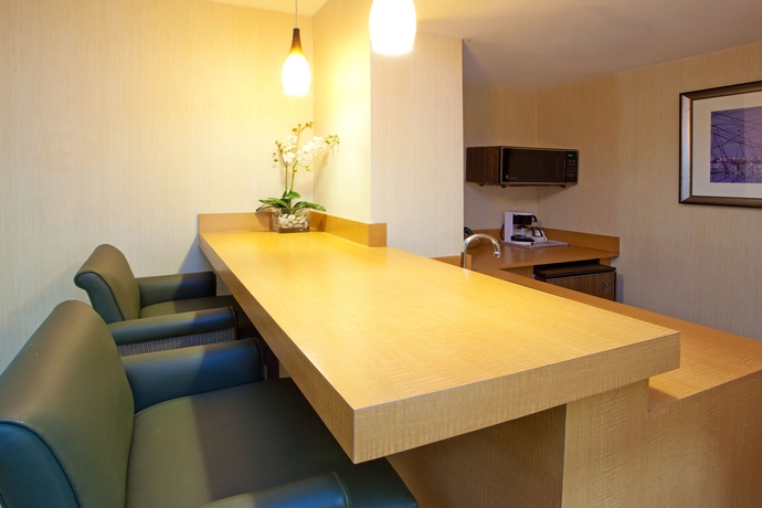 Imagen de la habitación del Hotel HOLIDAY INN HOTEL & SUITES. Foto 3