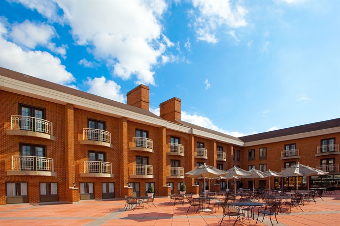 Imagen de los exteriores del Hotel HOLIDAY INN HOTEL & SUITES. Foto 8