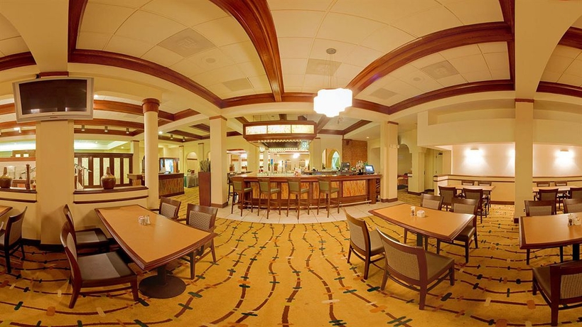 Imagen del bar/restaurante del Hotel HOLIDAY INN HOTEL & SUITES. Foto 1