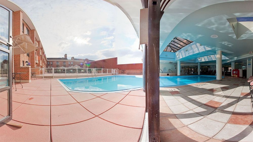 Imagen de la piscina del Hotel HOLIDAY INN HOTEL & SUITES. Foto 16