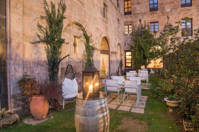 Imagen de los exteriores del Hotel HOSTERIA DE SAN MILLAN. Foto 16