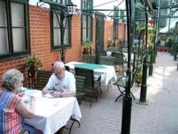 Imagen de los exteriores del Hotel HOTEL ARANYKERESZT GYULA. Foto 4