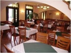 Imagen del bar/restaurante del Hotel HOTEL ARANYKERESZT GYULA. Foto 2