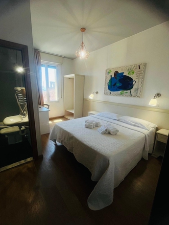 Imagen de la habitación del Hotel HOTEL ARISTON. Foto 8
