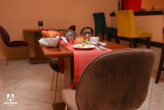 Imagen del bar/restaurante del Hotel HOTEL ASTORIA, Douala. Foto 5