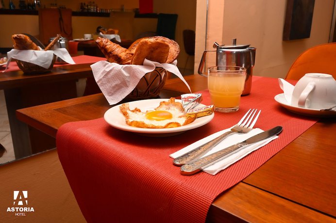 Imagen del bar/restaurante del Hotel HOTEL ASTORIA, Douala. Foto 7