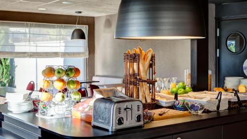 Imagen del bar/restaurante del Hotel HOTEL CAMPANILE GENEVE - Aeroport/Palexpo. Foto 7