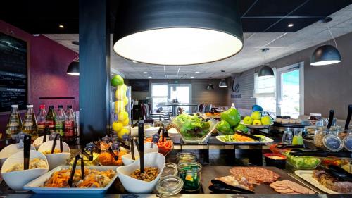 Imagen del bar/restaurante del Hotel HOTEL CAMPANILE GENEVE - Aeroport/Palexpo. Foto 8