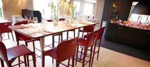 Imagen general del Hotel HOTEL CAMPANILE NATURE - MOULINS AVERMES. Foto 1