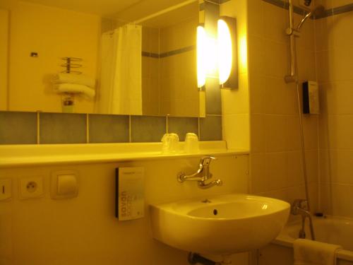 Imagen general del Hotel HOTEL CAMPANILE NATURE - MOULINS AVERMES. Foto 3